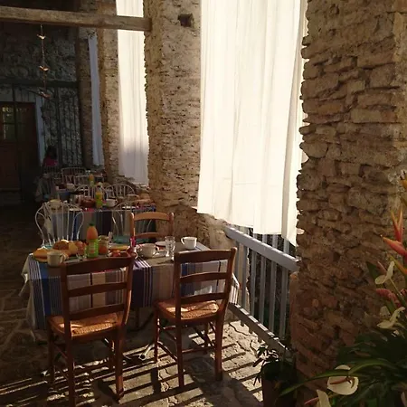 Les Jardins Du Mas Evesque Couette-café 3*